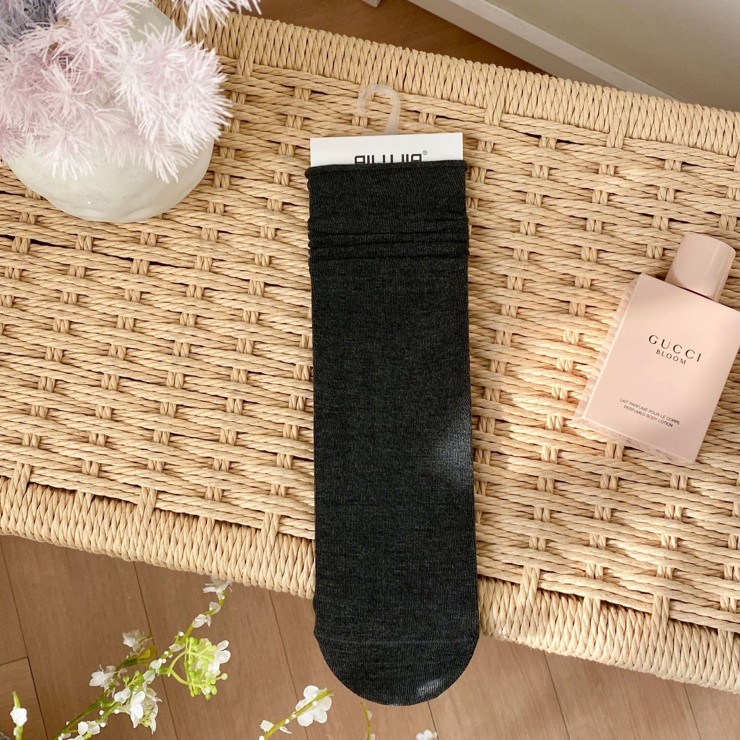 2025 spring and summer new college style classic solid color stacking socks breathable all-in-one machine boneless seam head medium tube women's socks