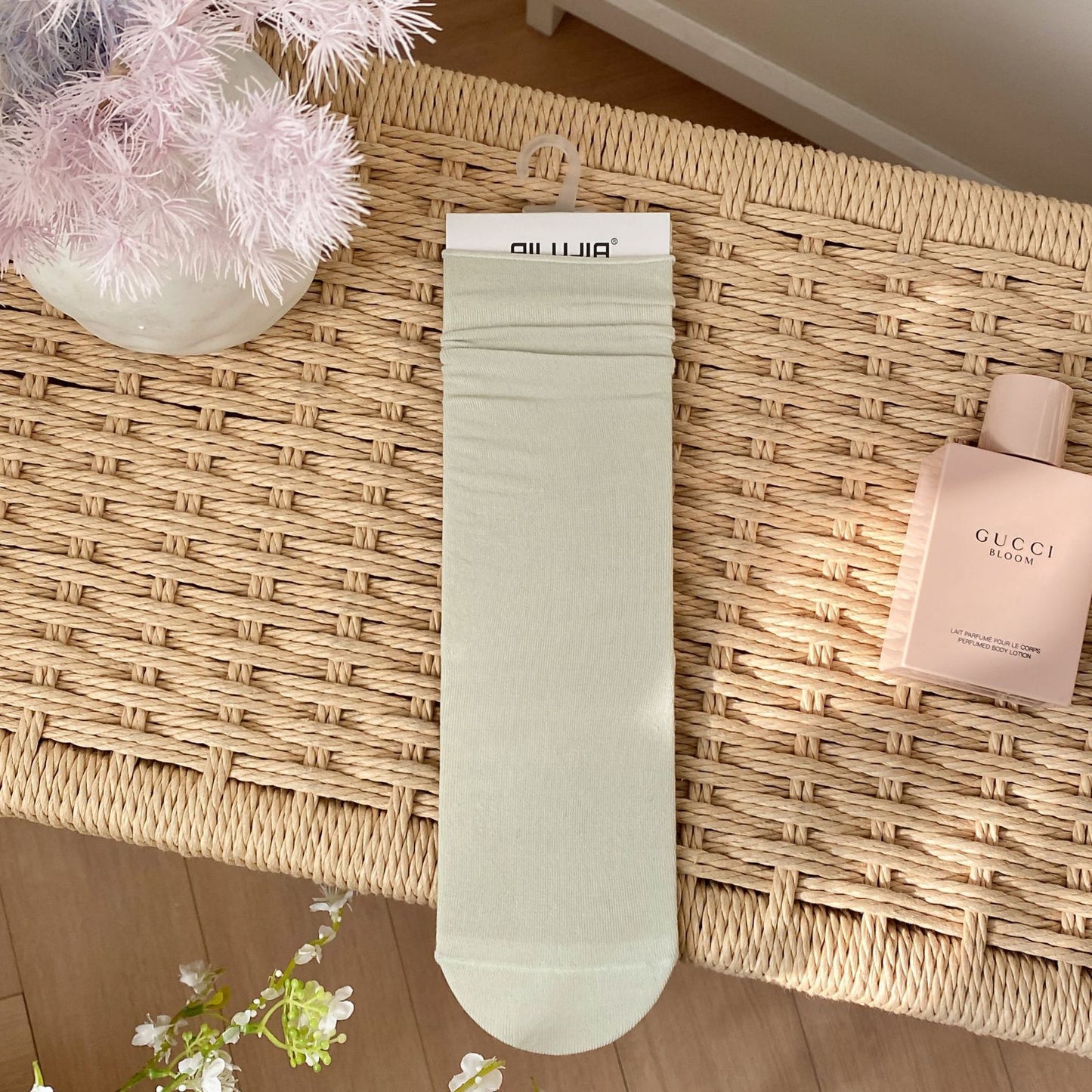 2025 spring and summer new college style classic solid color stacking socks breathable all-in-one machine boneless seam head medium tube women's socks