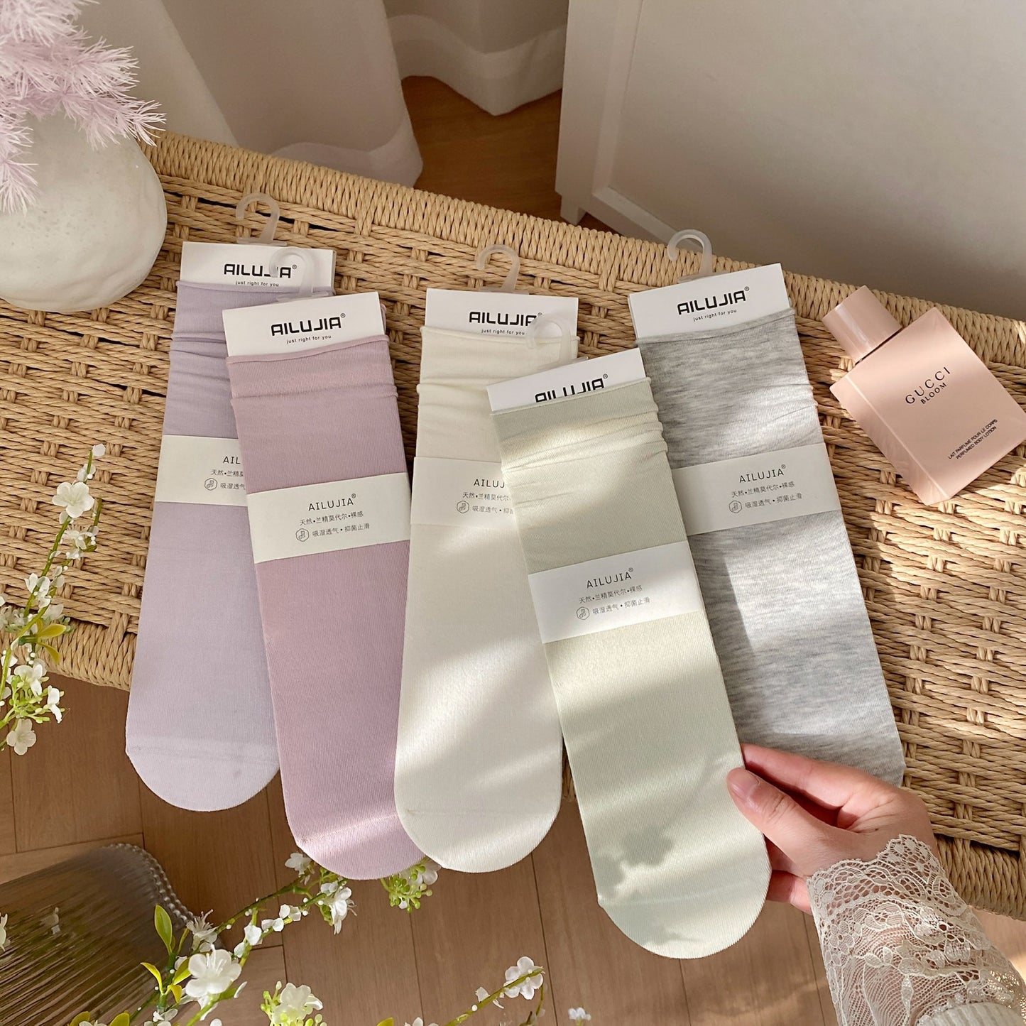 2025 spring and summer new college style classic solid color stacking socks breathable all-in-one machine boneless seam head medium tube women's socks