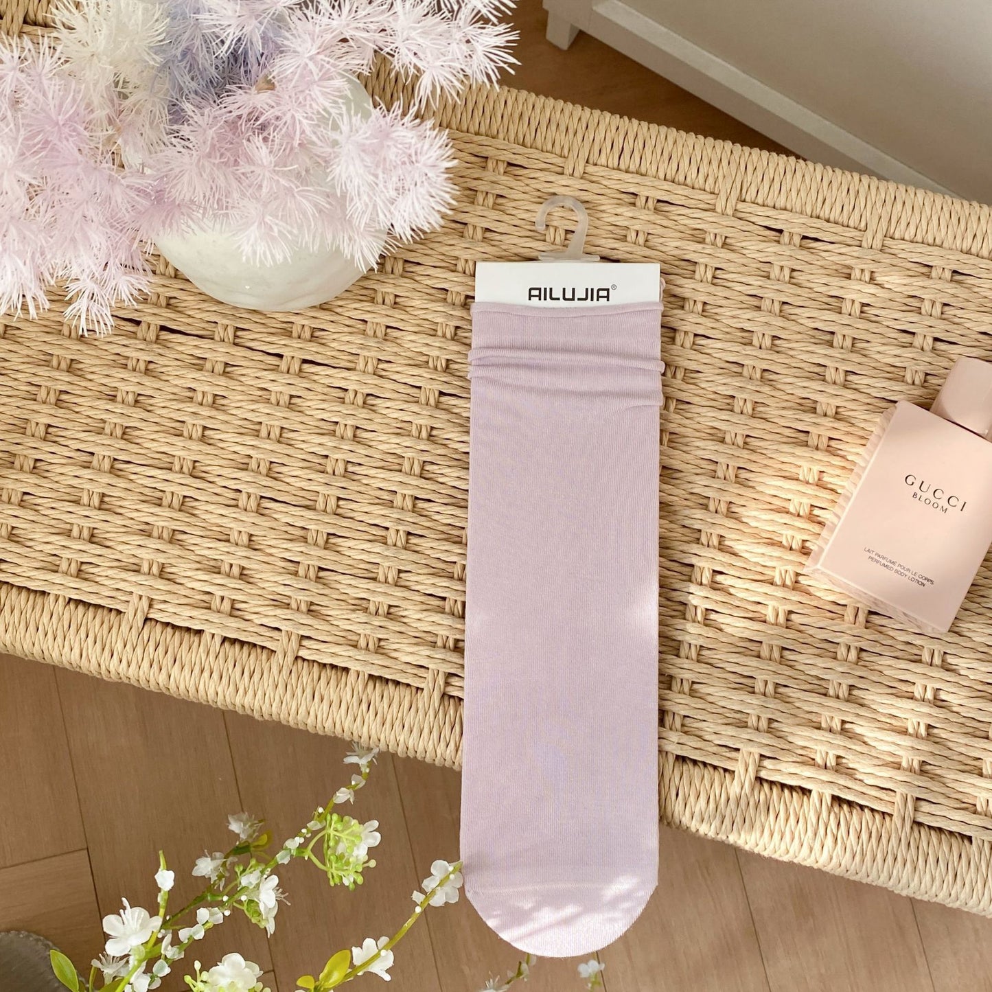 2025 spring and summer new college style classic solid color stacking socks breathable all-in-one machine boneless seam head medium tube women's socks